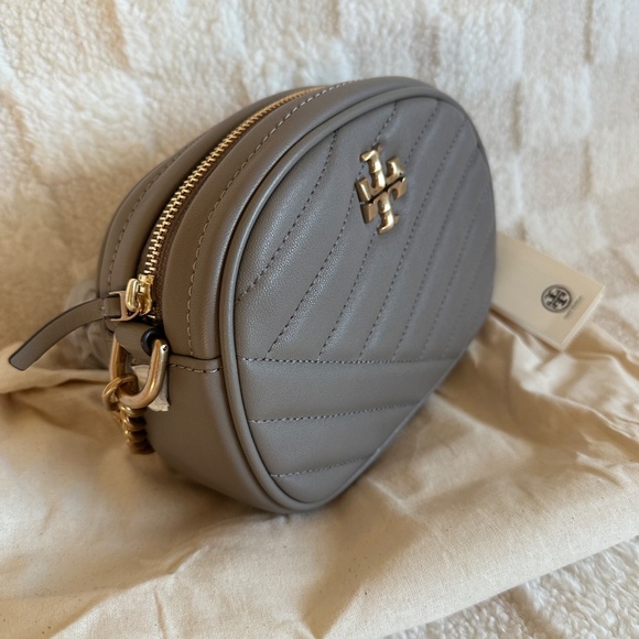 NWT! Tory Burch 90450 Small Kira Chevron Camera Crossbody Bag In Gray Heron - Picture 2 of 6